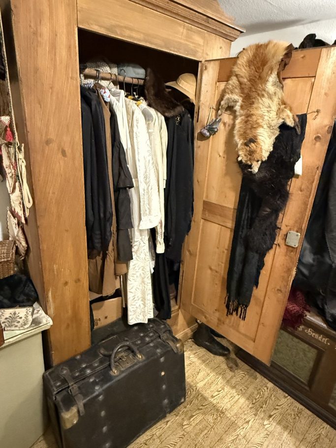 Kleiderschrank Schrank mit originalen Kleidungsstücken