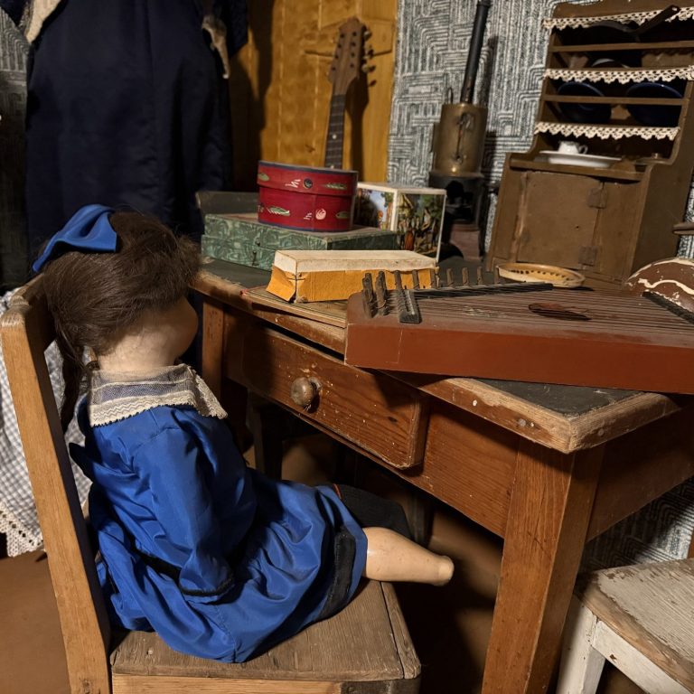 Kinderspieltisch Gute Stube, Kinderspieltisch