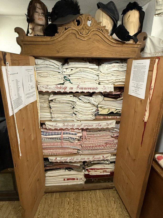 Aussteuer Schrank mit originaler Aussteuer