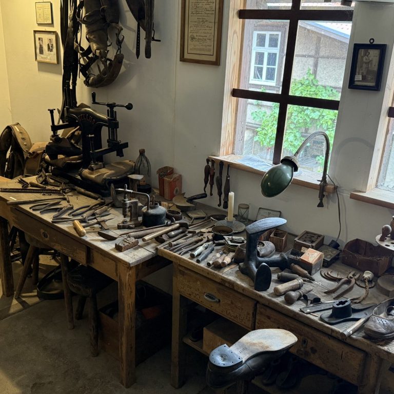 Werkstattraum Ausstellungsraum mit Werkstätten